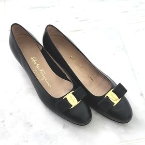 Sz9.0 Salvatore Ferragamo Vara Bow Pump Size 9